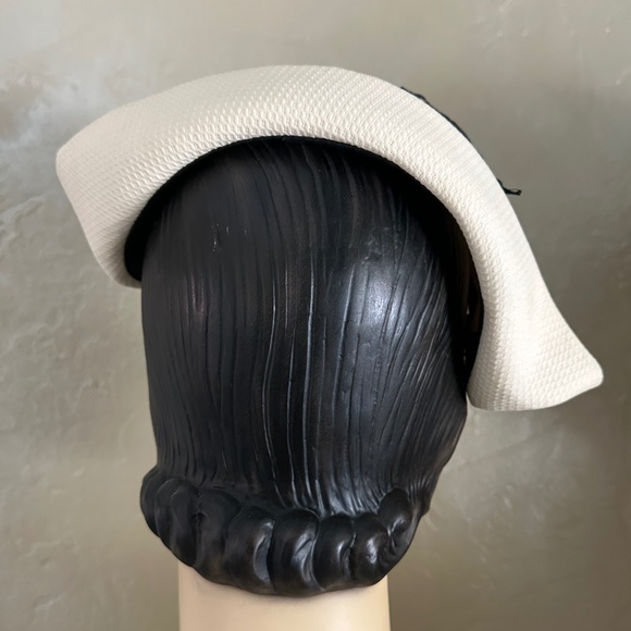 AMAZING 1950s\' OFF WHITE FABRIC CAP WITH BLACK FEATHER & VELOUR/PEARL TRIM main image 4